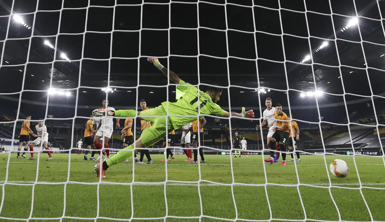 Pemain Sevilla Lucas Ocampos (kedua kiri) mencetak gol ke gawang Wolverhampton Wanderers pada perempat final Liga Europa di MSV Arena, Duisburg, Jerman, Selasa (11/8/2020). Sevilla lolos ke semifinal usai mengalahkan Wolverhampton Wanderers 1-0. (Friedemann Vogel, Pool Photo via AP)