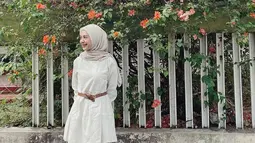 Alumni UGM ini memang memiliki gaya penampilan yang modis. Ia sangat pintar padu padankan pakaian yang ia kenakan. Tak heran, postingan Dianty Annisa di Instagram selalu banjir like dan komentar dari netizen. (Liputan6.com/IG/@diantyy.a)