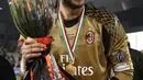 Memang masih jauh bagi Gianluigi Donnarumma untuk sejajar dengan Gianluigi Buffon. Namun penjaga gawang AC Milan itu sudah mampu memulai awal manis dalam kariernya dengan meraih gelar perdana saat masih berusia 17 tahun. (AFP/Karim Jaafar)
