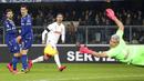 Striker Juventus, Cristiano Ronaldo, melepaskan tendangan saat melawan Hellas Verona pada laga Serie A di Stadion Marc'Antonio Bentegodi, Sabtu (8/2/2020). Juventus kalah 1-2 dari Hellas Verona. (AP/Paola Garbuio)