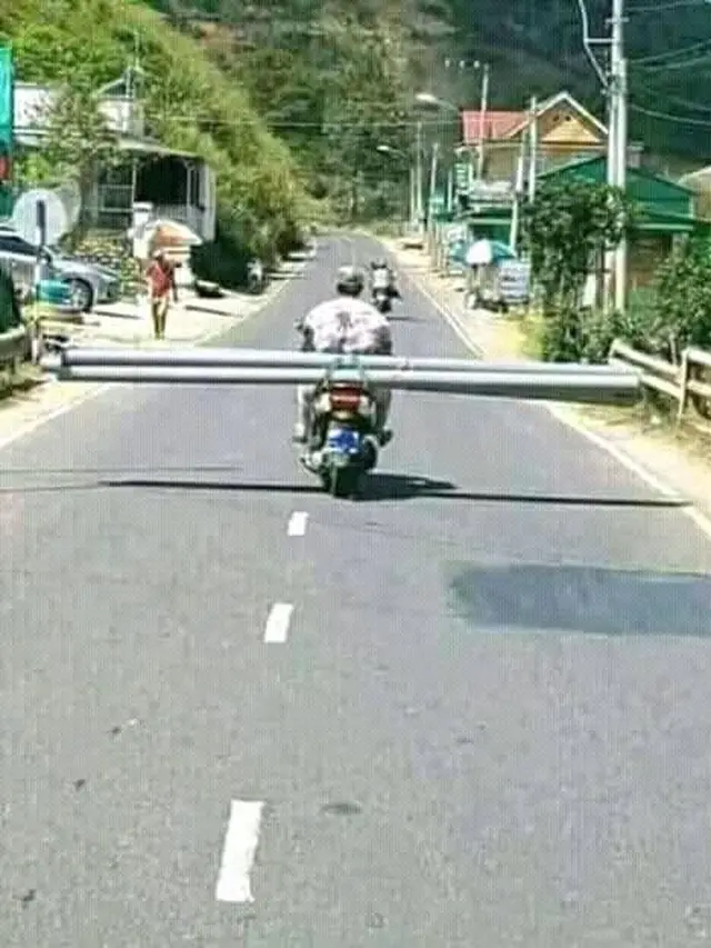 Kelewat Maksa, Aksi Kocak Sepeda Motor Angkut Barang Besar Bikin Ngakak