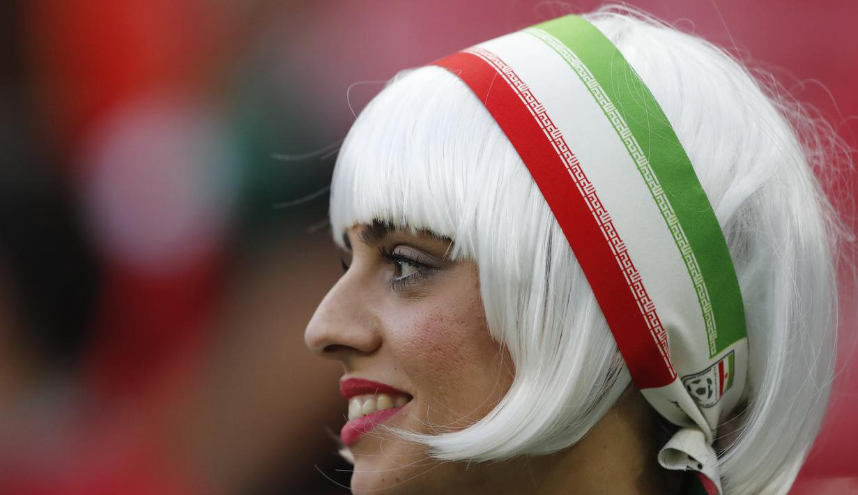 Suporter cantik Iran saat menonton laga grup B Piala Dunia melawan Spanyol di Kazan Arena, Kazan, Rabu (20/6/2018). Iran kalah 0-1 dari Spanyol. (APFrank Augstein)