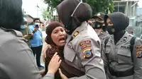 Teriakan Ibu Pecahkan Kericuhan Demo Tolak Omnibus Law di Palu