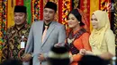 Putri Presiden Joko Widodo, Kahiyang Ayu dan Bobby Nasution setibanya di lokasi pesta adat pernikahan mereka di Kompleks BHR-Tasbi, Medan, Jumat (24/11). Kedatangan Kahiyang dan Bobby disambut gordang sambilan. (Liputan6.com/Pool/Media Center)