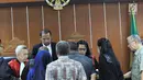 Terdakwa kasus mafia tanah Muljono Tedjokusumo bersama sejumlah saksi dari mantan Lurah Kedoya Selatan dan dua mantan staf melihat barang bukti dihadapan majelis hakim di PN Jakarta Barat, Rabu (5/12). (Liputan6.com/HO/Farid)