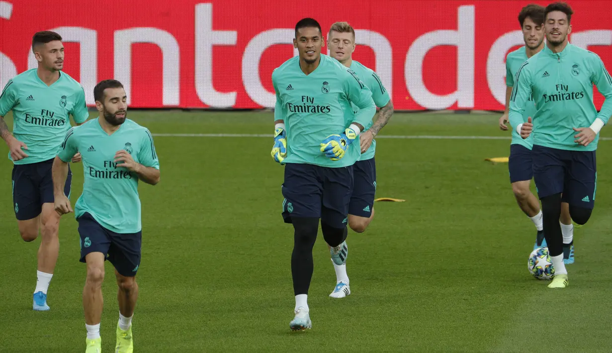 Pemain Real Madrid melakukan pemanasan selama sesi latihan tim di stadion Parc des Princes di Paris (17/9/2019). Real Madrid akan bertanding melawan Paris Saint-Germain pada grup A Liga Champions. (AFP Photo/Geoffroy Van Der Hasselt)