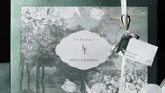 Begini detail tampak depan dan isi box bridesmaid Erina Gudono. Pita di bagian depannya membuat box bridesmaidnya jadi terlihat makin cantik. Perpaduan warna hijau dan putih, isi box bridesmaid Erina Gudono ini curi perhatian. Bakal kain kebaya sudah dibagikan, warganet semakin penasaran dan tak sabar menanti pernikahan Puteri Indonesia 2022 dan anak bungsu Presiden Jokowi itu. (Liputan6.com/IG/@kaesangerina)