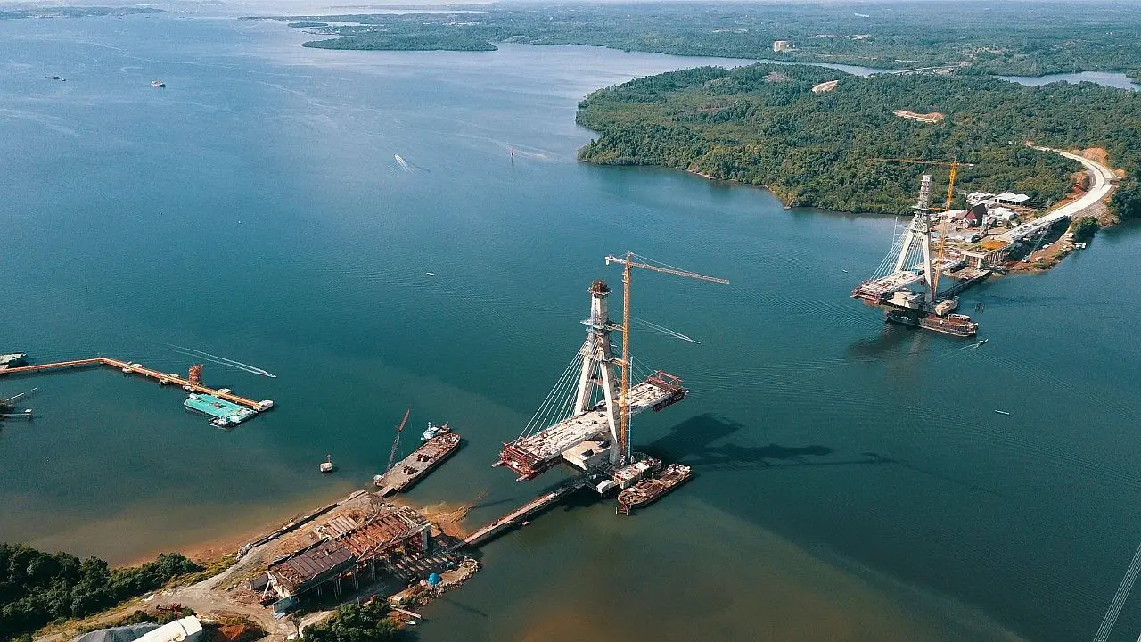 Pembangunan Jembatan Pulau Balang yang akan menghubungkan Balikpapan dengan Penajam Paser Utara melintasi Teluk Balikpapan. (Dok Hutama Karya)