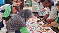 Lukisan batik sepanjang 2,5 meter dibuat untuk menandai kunjungan&nbsp;Paus Fransiskus ke&nbsp;Catholic Junior College, Singapura. (dok. Instagram @catholic.jc/https://www.instagram.com/p/C_is39Pz0lZ/)