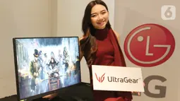 Model berpose di monitor LG UltraGear GP850 di Jakarta, Sabtu (16/10/2021). Monitor gaming ini sudah mendukung teknologi NVIDIA G-SYNC yang bisa meminimalisir tampilan gambar pecah dan tersendat untuk menghasilkan gameplay mulus. (Liputan6.com)