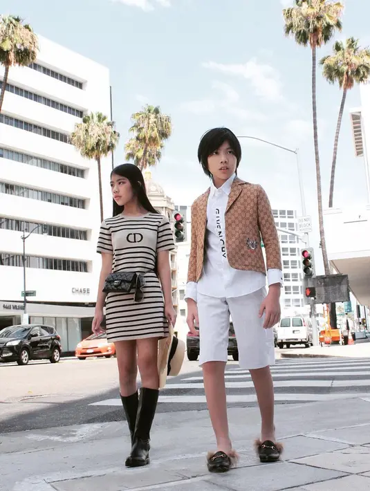 Sebagai anak desainer, mereka tentu harus tampil fashionable seperti yang terlihat di Instagram sang mama. Keduanya tampil seperti model remaja profesional dengan outfit dari luxury brand rancangan desainer ternama dunia. (Foto: Instagram @winnie_mischkaaoki)