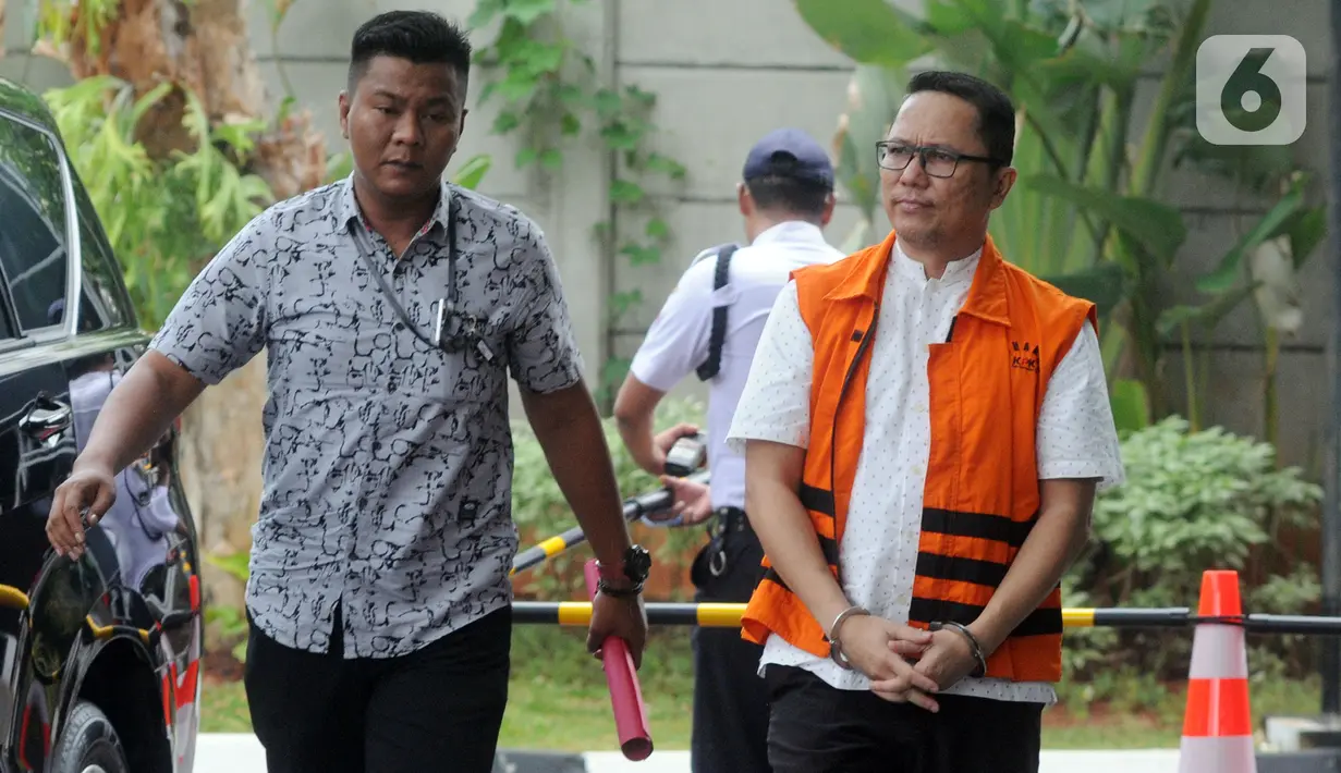 Mantan Kabid Perikanan Tangkap DKP Provinsi Kepri, Budi Hartono tiba untuk pemeriksaan di Gedung KPK, Jakarta, Selasa (29/10/2019). Budi Hartono diperiksa dalam kasus dugaan suap izin prinsip dan lokasi pemanfaatan laut serta proyek reklamasi di Kepulauan Riau. (merdeka.com/Dwi Narwoko)