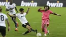 Bek Real Madrid, Marcelo (kanan) berebut bola dengan gelandang Valencia, Carlos Soler pada lanjutan La Liga di Stadion Mestalla, Selasa (9/11/2020) dinihari WIB. Real Madrid kalah telak 1-4 dari tuan rumah Valencia. (AP Photo/Alberto Saiz)