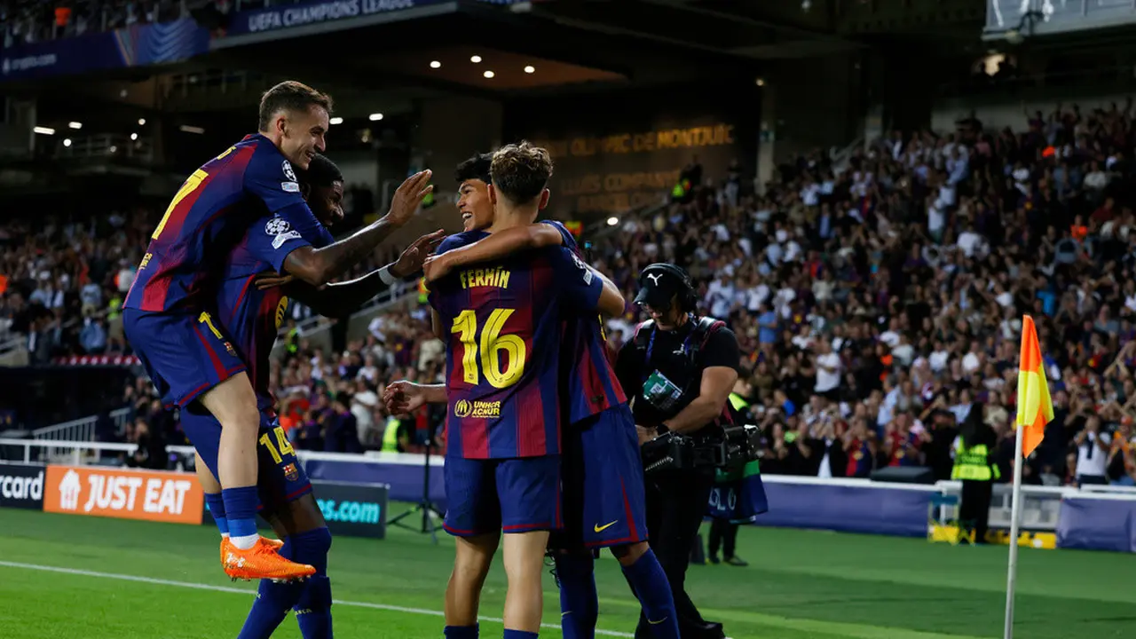 Skuad Barcelona merayakan golnya ke gawang Olympiakos di matchday 3 league phase Liga Champions 2025/2026 di Estadi Olimpic Lluis Companys, Selasa (21/10/2025). (AP Photo/Joan Monfort)