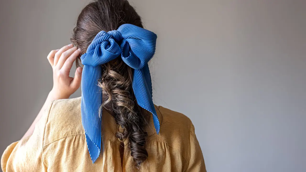 10 Inspirasi Updo Mudah untuk Rambut Panjang yang Bikin Penampilan Makin Anggun