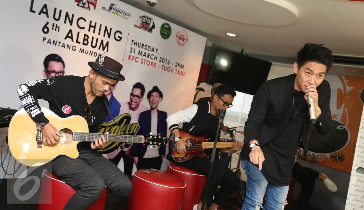 Band Seventeen tampil usai jumpa pers peluncuran album di kawasan Cikini, Jakarta, Kamis (31/3). Seventeen meluncurkan album ke 6 dengan tajuk "Pantang Mundur". (Liputan6.com/Herman Zakharia)