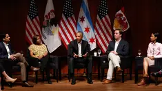 Mantan Presiden AS Barack Obama berbicara di sebuah forum dengan para pemimpin muda untuk membahas pengorganisasian masyarakat di University of Chicago di Chicago (24/4). (AFP Photo/ Jim Young)