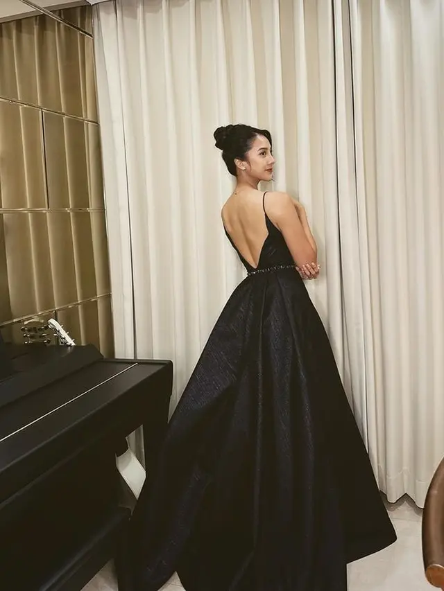 Anya Geraldine kenakan dress hitam (Instagram/anyageraldine)