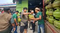 Antrean masyarakat masih terlihat di pangkalan agen gas LPG 3 kg di Jalan Palem Raya, Kecamatan Cibodas, Kota Tangerang, Banten pada hari ini, Selasa (4/2/2025). (Liputan6.com/Pramita Tristiawati)