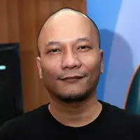 Iwa K lahir di Bandung, 25 Oktober 1970, ia adalah seorang penyanyi rap. (Deki Prayoga/Bintang.com)