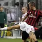 Aksi pemain AC Milan, Andrea Conti (kanan) menjangkau bola dar kejaran pemain Shkendija, Ivan Celikovic pada kualifikasi Europa League di San Siro Stadium, (17/8/2017). Milan menang 6-0. (AP/Antonio Calanni)