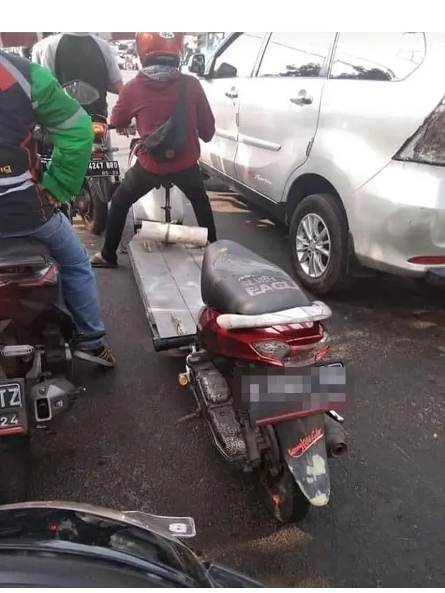 Modifikasi Nyeleneh Sepeda Motor Matic Ini BikinTepuk Jidat