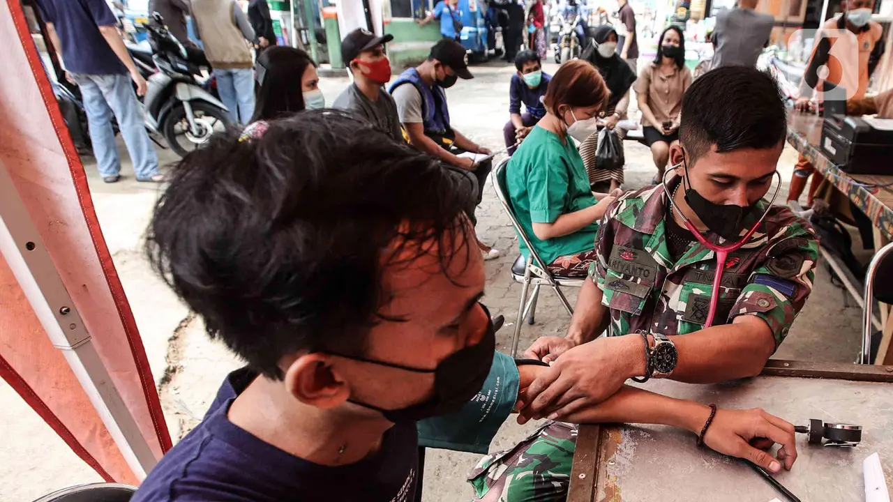 Vaksinasi Booster COVID-19 di Pasar Palmerah