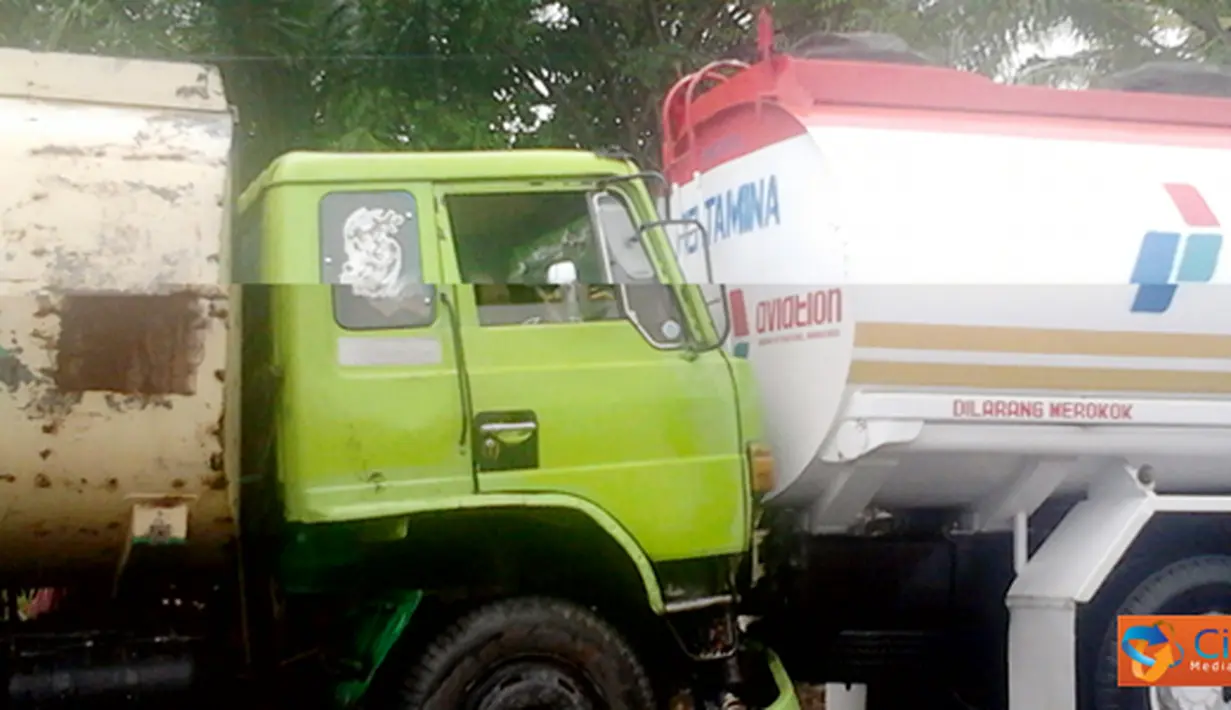 Kecelakaan terjadi di bypass Padang antara Truk Pertamina dengan truk pengangkut air. Truk Pertamina tiba-tiba mengerem mendadak akibat sebuah mobil avansa yang berada di depannya berhenti. 