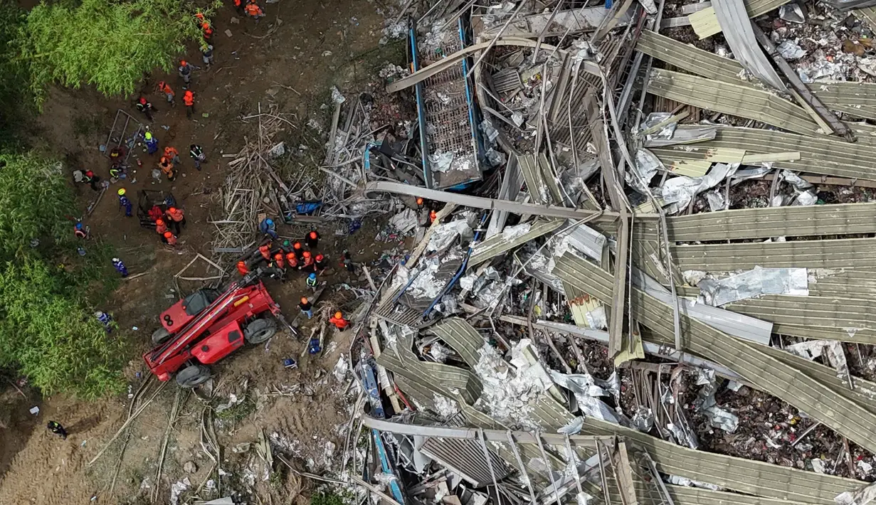 Tim penyelamat melanjutkan operasi di lokasi runtuhnya fasilitas pemilahan sampah di Binaliw, kota Cebu, Filipina tengah pada hari Sabtu, 10 Januari 2026. Hingga Sabtu 10 Januari 2026, operasi pencarian dan penyelamatan korban longsornya tumpukan sampah di fasilitas pemilahan sampah di Binaliw, kota Cebu, Filipina tengah, terus berlanjut. (AP Photo/Jacqueline Hernandez)