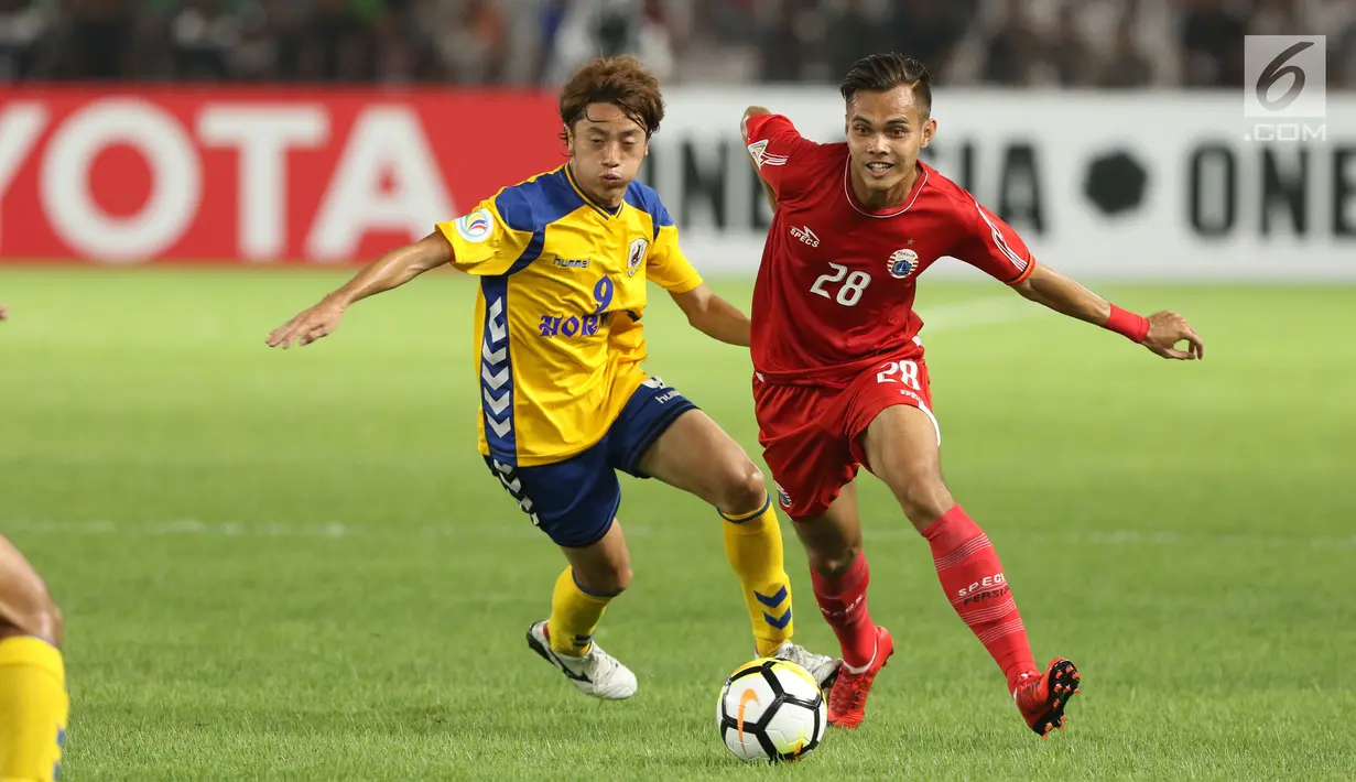 Bek Persija, Rezaldi Hehanusa (kanan) berebut bola dengan pemain Tampines Rovers pada laga grup H Piala AFC 2018 di Stadion GBK, Jakarta, Rabu (28/2). Babak pertama Persija unggul 2-0. (Liputan6.com/Helmi Fithriansyah)