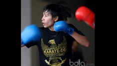 Seorang Karateka Putri dengan kaos bergambar garuda tengah berlatih mematangkan pukulan di Senayan, Jakarta, (Bola.com/Nicklas Hanoatubun)