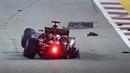 Mobil pebalap Force India, Nico Hulkenberg, rusak parah setelah tabrakan sesaat setelah start F1 GP Singapura, Minggu (18/9/2016). (AFP/Mohd Rasfan)