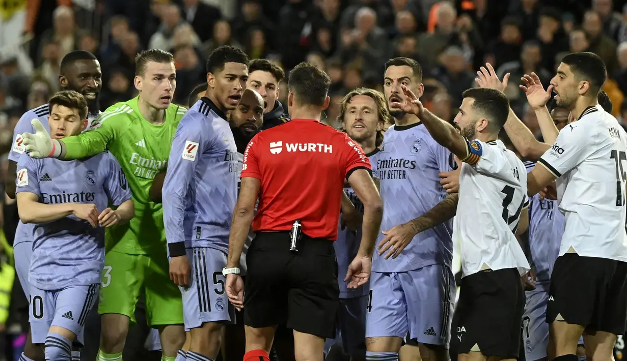 Pemain Real Madrid, Jude Bellingham, melakukan protes kepada wasit setelah golnya ke gawang Valencia dianulir pada laga Liga Spanyol pekan ke-27 di Stadion Mestalla, Minggu (3/3/2024). (AFP/Jose Jordan)