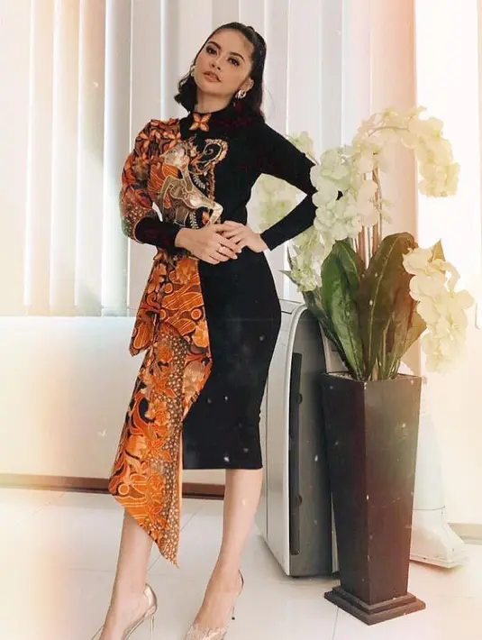 Set batik modern lainnya yang bisa jadi pilihan adalah kreasi patchwork yang menghasilkan motif emboss seperti yang dipakai Tiwi (Foto: Instagram @tentangtiwi)