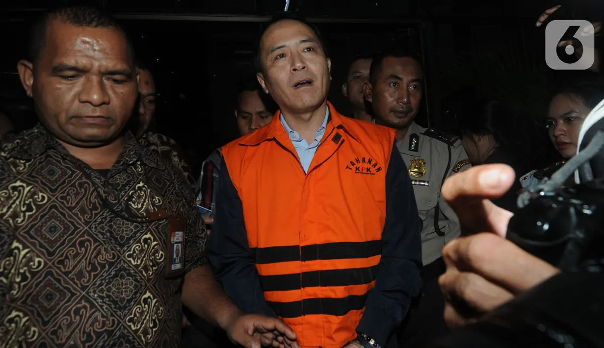 Mantan Presiden Direktur PT Lippo Cikarang, Bartholomeus Toto memakai rompi tahanan usai menjalani pemeriksaan di Gedung KPK, Jakarta, Rabu (20/11/2019). Bartholomeus Toto ditahan terkait suap pengurusan perizinan proyek pembangunan Meikarta di Bekasi, Jawa Barat. (merdeka.com/Dwi Narwoko)