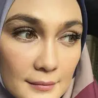 Menutup aurat dengan hijab ternyata membuat Luna Maya kian cantik.