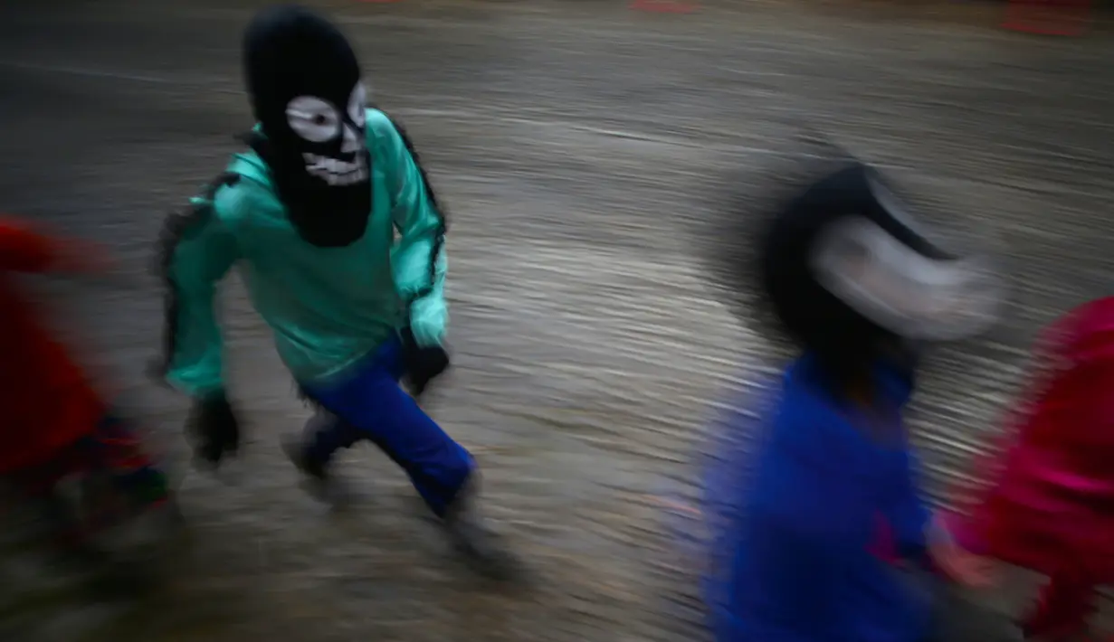 Sejumlah anak-anak mengenakan kostum dan topeng ikut memeriahkan festival "Cavalhadas" di Pirenopolis, Brasil (20/5). (AP Photo/Eraldo Peres)