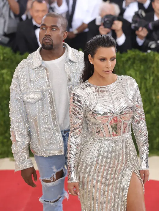 Terlebih lagi, tingkah laku Kim Kardashian yang begitu kontroversial mengunggah foto-foto telanjang dan memamerkan lekuk tubuh indahnya membuat pengusaha industri film porno menjadi penasaran. (AFP/Bintang.com)