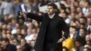 Pelatih Tottenham Hotspur, Mauricio Pochettino  saat memberikan arahan kepada anak asuhnya saat melawan Manchester City pada laga Premier League di Stadion White Hart Lane, London, Minggu (2/10/2016). (EPA/Will Oliver)