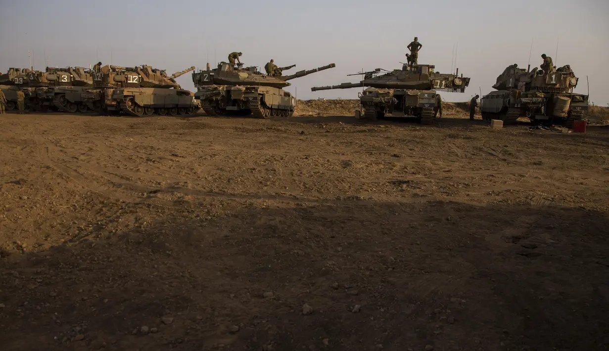 Tentara Israel bekerja di tank-tank dekat perbatasan dengan Lebanon di Dataran Tinggi Golan, Selasa (28/7/2020). Perdana menteri Lebanon menuduh Israel memprovokasi "peningkatan bahaya" di sepanjang perbatasan. (AP Photo/Ariel Schalit)