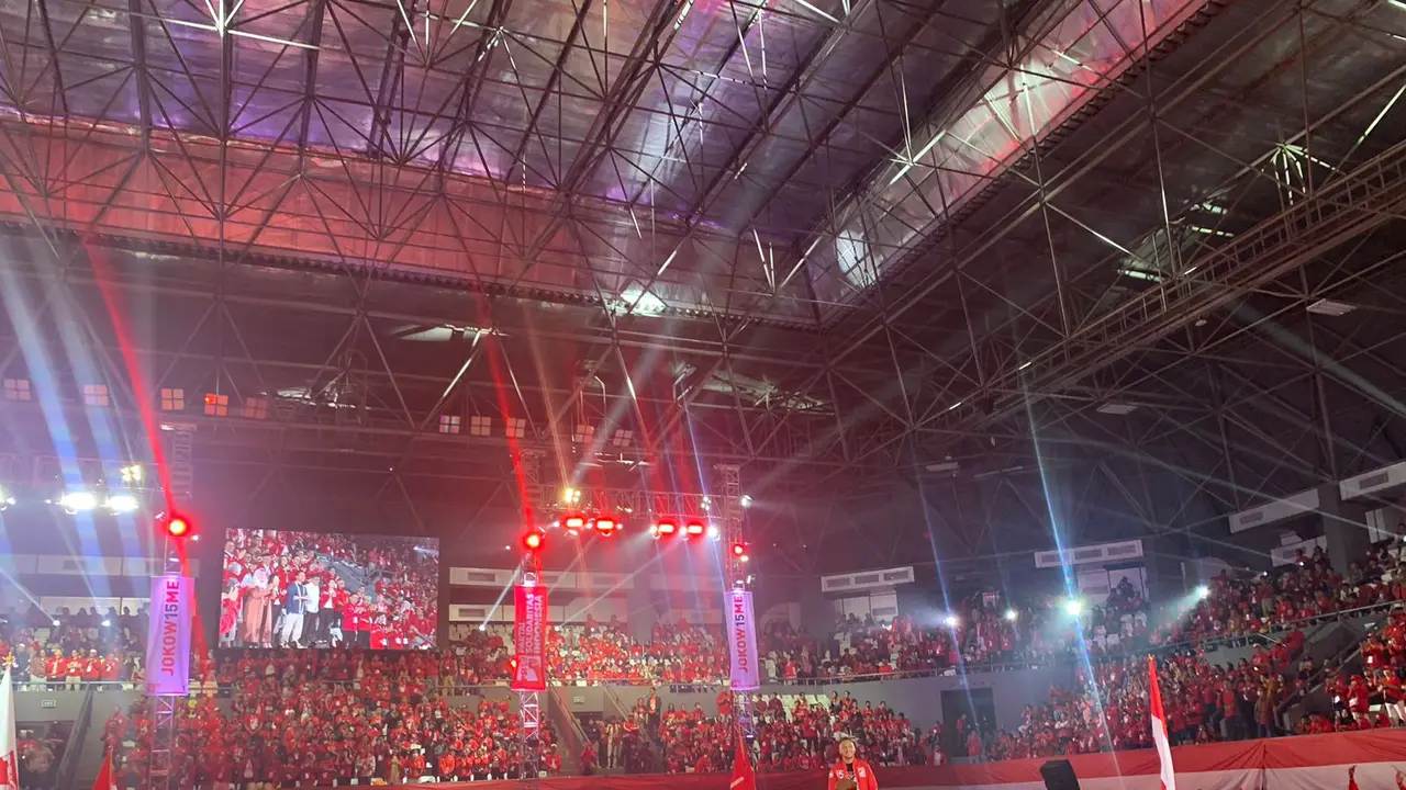 Ketua Umum (Ketum) Partai Solidaritas Indonesia (PSI) Giring Ganesha saat memberikan sambutan dalam acara Kopdarnas PSI di Tennis Indoor Senayan, Jakarta, Selasa (22/8/2023).