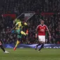 Pemain Norwich City, Alexander Tettey mencetak gol ke gawang MU di Old Trafford. (sumber: Reuters)