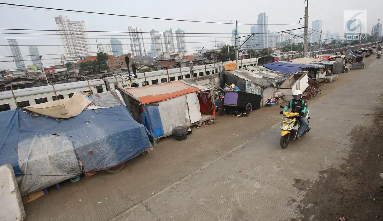 Kondisi jalur inspeksi Kanal Banjir Barat di Tanah Abang yang dipadati gubuk liar, Jakarta, Jumat (3/11). Gubuk liar yang berdiri di sepanjang jalur inspeksi Kanal Banjir Barat ini menimbulkan kesan kumuh dan berantakan. (Liputan6.com/Immanuel Antonius)