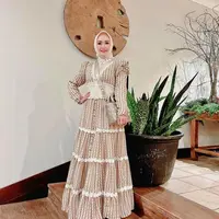 Atau bisa juga pilih dress model A-line yang bisa membuat tubuh terlihat lebih proporsional, seperti look aktris senior, Eddies Adelia ini. (Instagram/eddiesadellia).