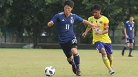 Pemain Timnas Jepang U-19, Kaito Abe menguasai bola saat berhadapan dengan pemain Cilegon di Lapangan ABC, GBK, Jakarta, Kamis (22/3/2018). Timnas Jepang U-19 menang 5-0 atas Cilegon FC. (Bola.com/Asprilla Dwi Adha)