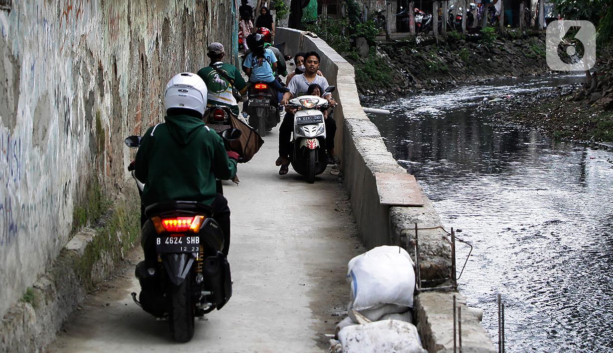 Sejumlah pengendara sepeda motor melintasi jalur alternatif di belakang Kompleks Patra Jasa, Jakarta Selatan, Rabu (1/3/2023). Jalur alternatif seperti gang, jalan kecil, maupun jalan tembusan menjadi pilihan bagi pengendara sepeda motor untuk menghindari kemacetan di jalan-jalan protokol Ibu Kota. (Liputan6.com/Johan Tallo)