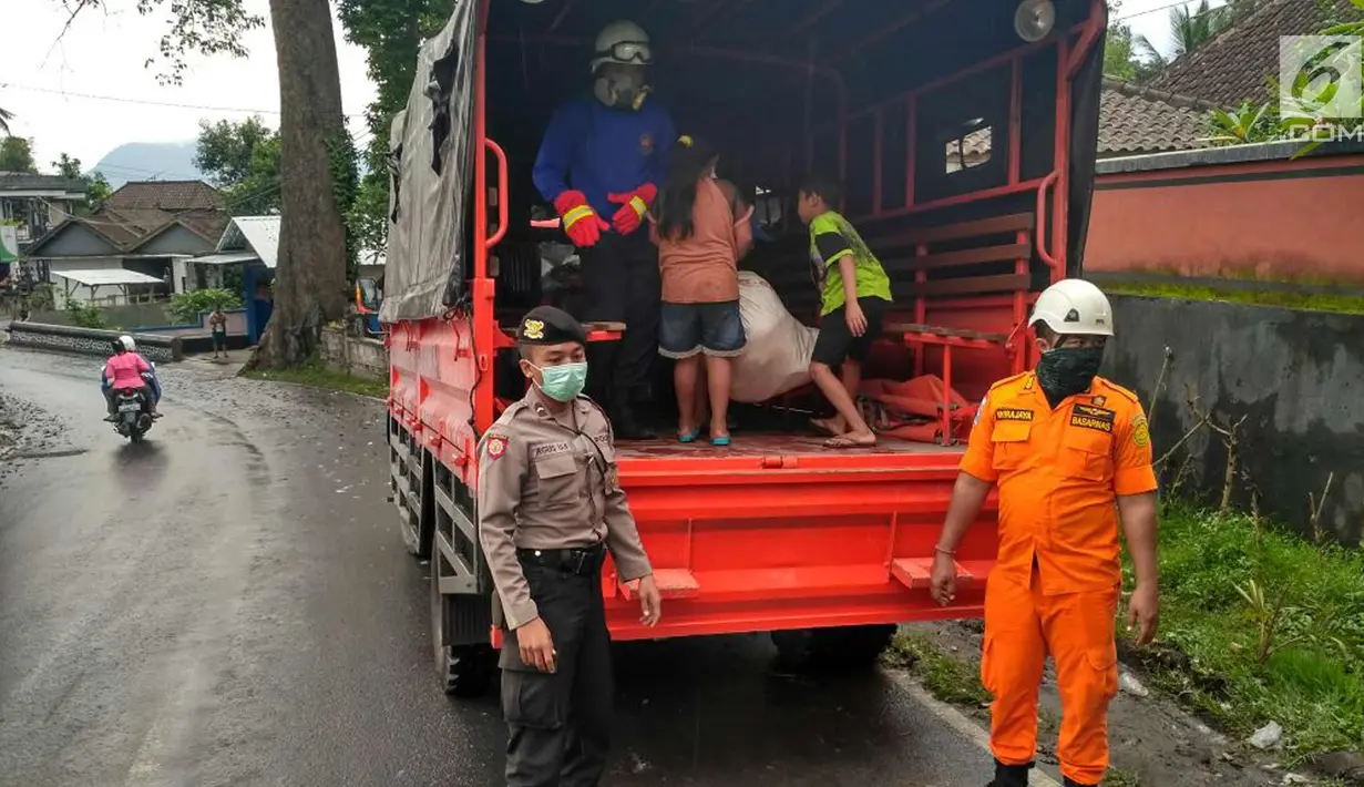 Petugas menggunakan truk bersiap mengevakuasi warga Banjar Pangleg di Desa Jungutan, Karangasem, Bali (28/11). Erupsi Gunung Agung yang masih terjadi menyebabkan sejumlah Desa dikosongkan. (Liputan6.com/ Dewi Divianta)