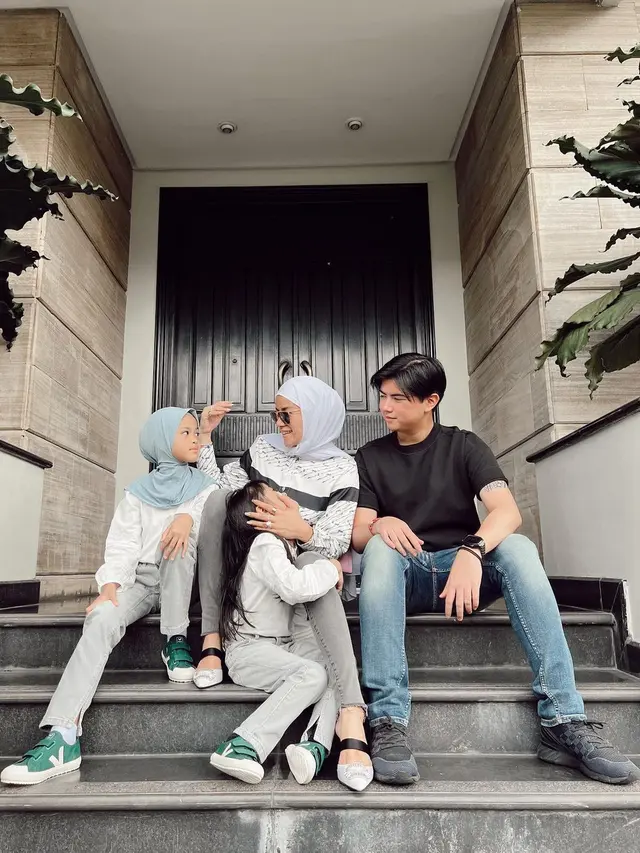 Olla Ramlan dan Anak