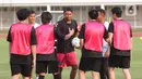 Jesse Lingard juga menjadi pemateri dalam coaching clinic di Stadion Madya Senayan. Pelatihan sepak bola itu diikuti anak-anak berusia 6-19 tahun yang berasal dari sejumlah sekolah sepak bola Tanah Air. (Bola.com/M. Iqbal Ichsan)