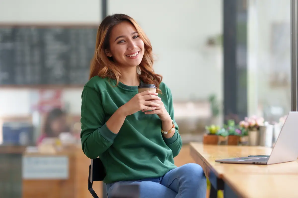 wanita februari baju hijau